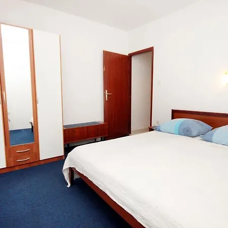 Mudri Dolac 5694b * Jelsa (Hvar)